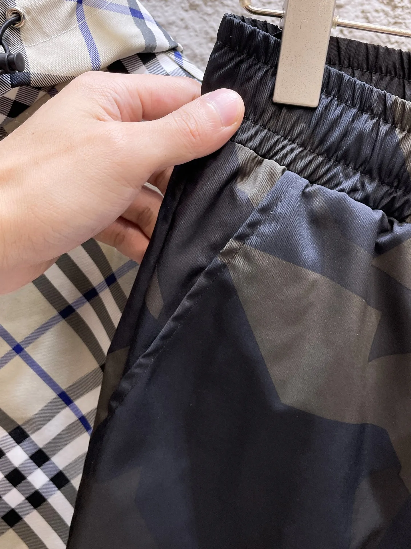 P490 Big Goose🇨🇦 🌹25 new autumn and winter thickened warm down pants are here🔥A must-have outdoor windproof, lockable and warm in winter. Made of professional-grade outdoor windproof, waterproof and breathable fabric. Lining is 90% white duck down filling. Lightweight design. Lightweight and warm. Seamless gluing process on the inside. Uses light and gall-free anti-drilling fabric to effectively prevent velvet running. Original hardware accessories. Classic logo matching. Simple and versatile, the upper body is stylish and not bloated. The style is the same for men and women! Size: M-3XL.